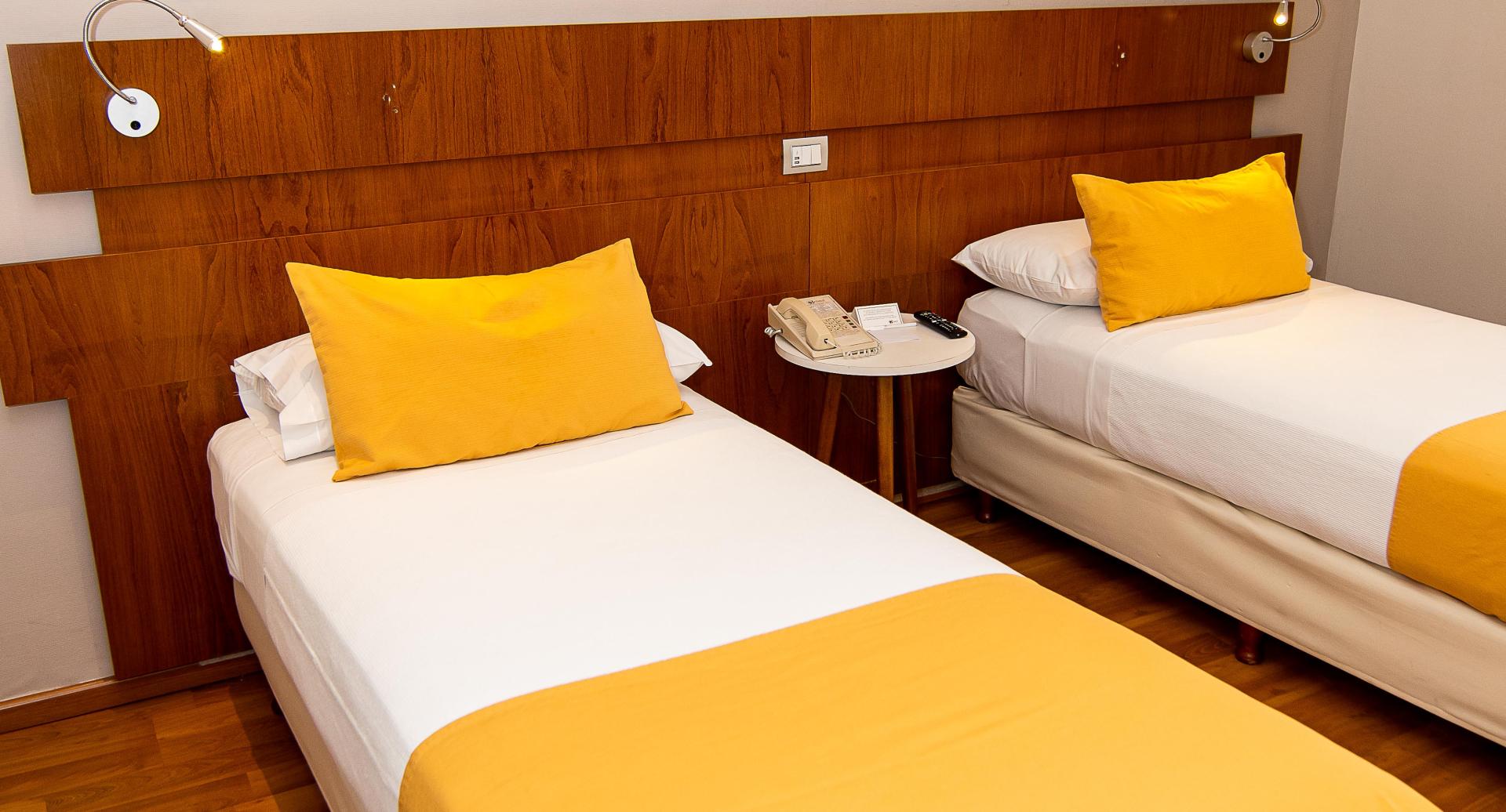 Quarto standard com duas camas de solteiro e vista interna