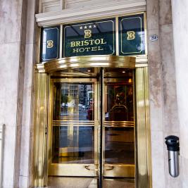 Entrada del Hotel Bristol con puerta giratoria