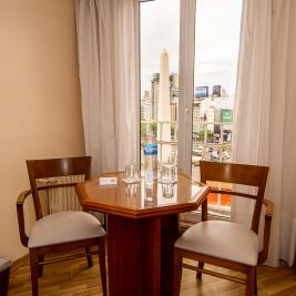 Sillas y mesa de una habitación Hotel Bristol