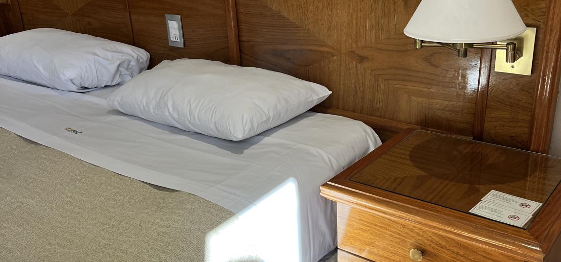 Habitación estándar con cama doble y vistas al interior