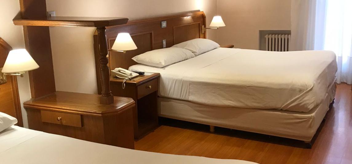 Habitación triple con una cama doble y una cama individual con vista lateral