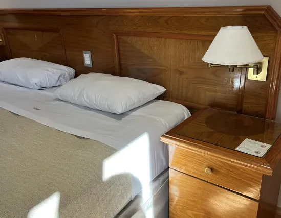 Habitación estándar con cama doble y vistas al interior