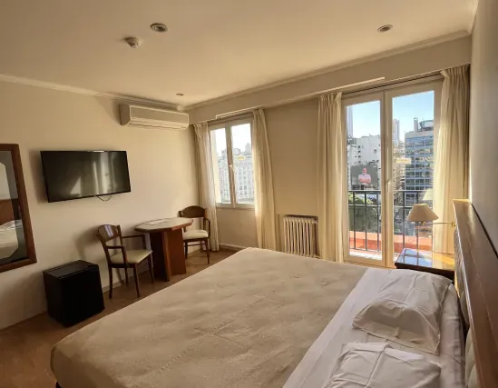 Habitación superior con cama doble y vistas a la ciudad