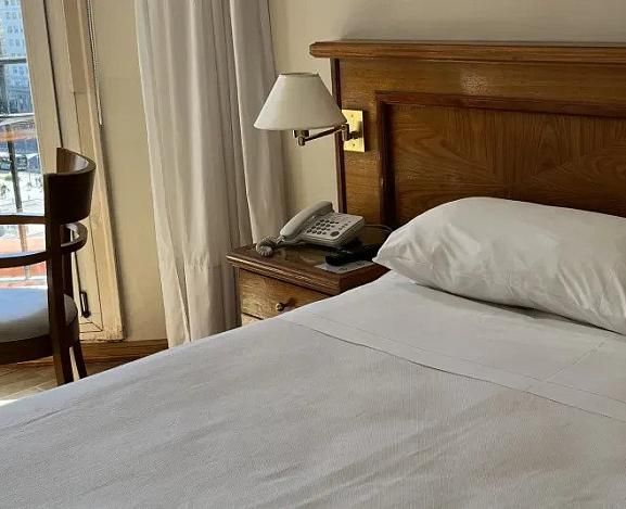 Quarto standard com cama de casal e vista cidade