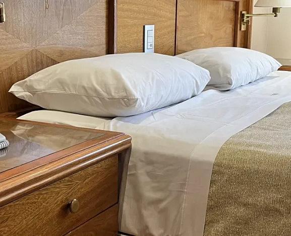 Quarto standard com cama de casal e vista interna