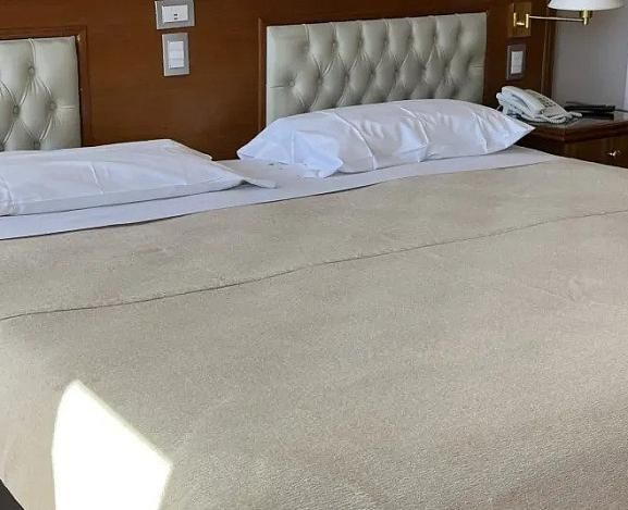 Habitación superior con cama doble y vistas a la ciudad
