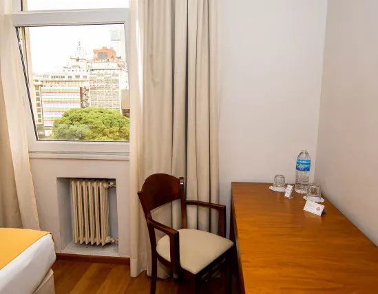 Habitación superior con dos camas individuales y vistas a la ciudad